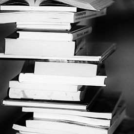 Une pile de livre dont on ne voit que la tranche.