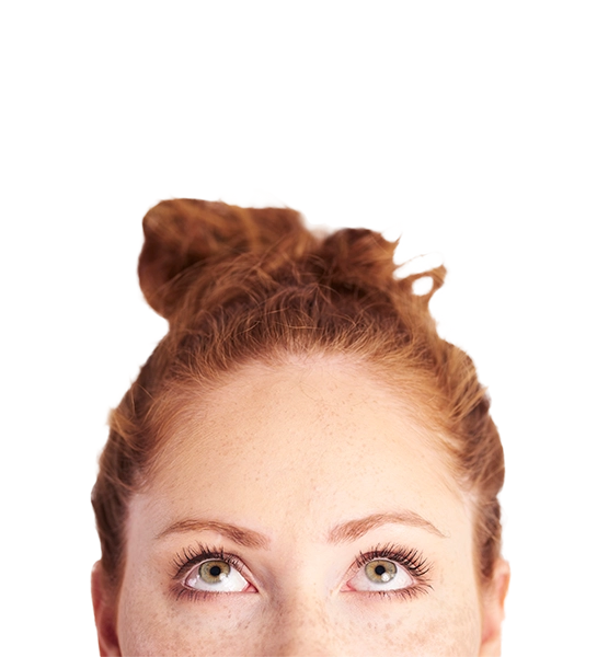 hero-accueil-traité-part-young-woman-looking-up-shot-